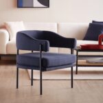 كرسي مفرد مصمم بتفاصيل استثنائية