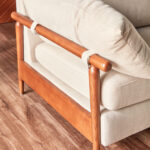 ⁦كنبة خشبية ثلاثية من جريجوري⁩ - الصورة ⁦5⁩