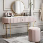 ⁦طاولة تسريحة بسطح رخام مع مرآة وكرسي⁩ - الصورة ⁦2⁩