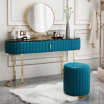 ⁦طاولة تسريحة بسطح رخام مع مرآة وكرسي⁩ - الصورة ⁦3⁩