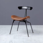 كرسي جلد بتصميم مودرن