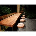 ⁦طاولة و اربع كراسي خشبية بتصميم كلاسيكي⁩ - الصورة ⁦2⁩