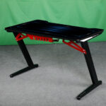 ⁦طاولة كمبيوتر للقيمنق مع حامل للمشروب⁩ - الصورة ⁦2⁩