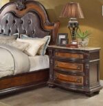 ⁦غرفة نوم كلاسيكية فاخرة كاملة – سرير وخزانة وتسريحة وكومودينات – نقوش راقية وتشطيب فاخر⁩ - الصورة ⁦2⁩