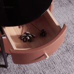 ⁦طاولة جانبية معدنىة مستديرة بتصميم حديث⁩ - الصورة ⁦4⁩