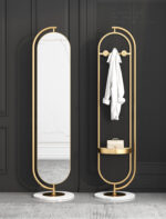 علاقة ملابس بمرآة مع قاعدة رخام