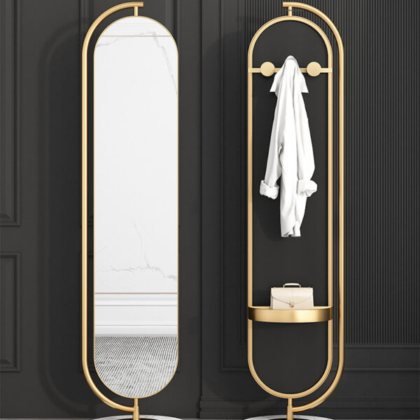 علاقة ملابس بمرآة مع قاعدة رخام