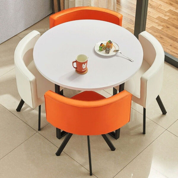 طاولة طعام مع اربع كراسي بتصميم مميز