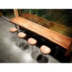 ⁦طاولة و اربع كراسي خشبية بتصميم كلاسيكي⁩ - الصورة ⁦4⁩