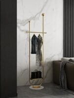 ⁦علاقة ملابس ذهبي و اسود⁩ - الصورة ⁦2⁩