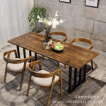 ⁦طاولة طعام خشبية عصرية لـ 4 أشخاص – سطح متين بلمسة طبيعية – أرجل معدنية فاخرة – مثالية لغرف الطعام الحديثة⁩ - الصورة ⁦4⁩