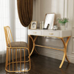 تسريحه مع كرسي مع مرأه