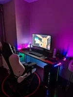 طاولة كمبيوتر مع مميزات متعددة