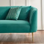 ⁦كنبة مخملية بتصميم مريح و مودرن⁩ - الصورة ⁦3⁩