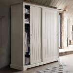 دولاب مقسم بعدة ارفف مساحات مختلفه مميزة