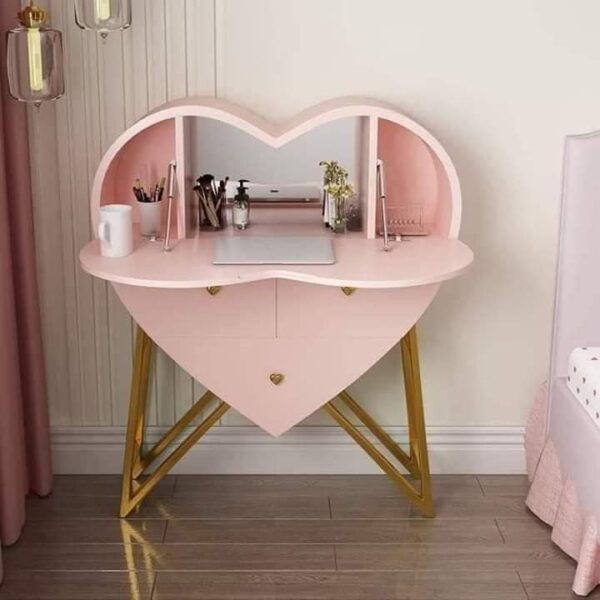 تسريحة غرفة نوم على شكل قلب