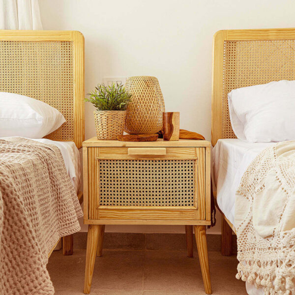 طاولة جانبية غرفة نوم بتصميم كلاسيكي