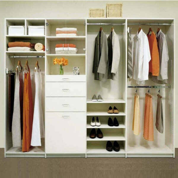 خزانة ملابس من خشب بتصميم مميز