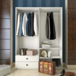 دولاب ابيض بادرج و ارففف مع علاقة ملابس