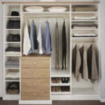 دولاب متعددة الارفف و اردج مع علاقات ملابس