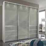 خزانة ملابس بتصميم عصري فاخر – أبواب انزلاقية وأرفف داخلية – تشطيب راقٍ وتنظيم مثالي