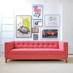 كنبة مريحة من القماش بألوان مميزة