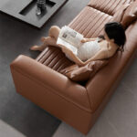 ⁦أريكة جلدية إيطالية بسيطة⁩ - الصورة ⁦3⁩