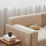 ⁦اريكة فاخرة ذات مظهر جذاب⁩ - الصورة ⁦4⁩