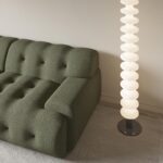 ⁦اريكة مخملية بتصميم جذاب⁩ - الصورة ⁦3⁩