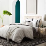 سرير معدني بسيط