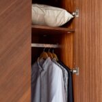 ⁦خزانة ملابس 6 أبواب بأدراج - ريفايند فينتاج⁩ - الصورة ⁦3⁩