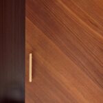 ⁦خزانة ملابس 6 أبواب بأدراج - ريفايند فينتاج⁩ - الصورة ⁦8⁩