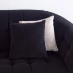 ⁦كنب مخمل 3 مقاعد بتصميم برودي⁩ - الصورة ⁦5⁩