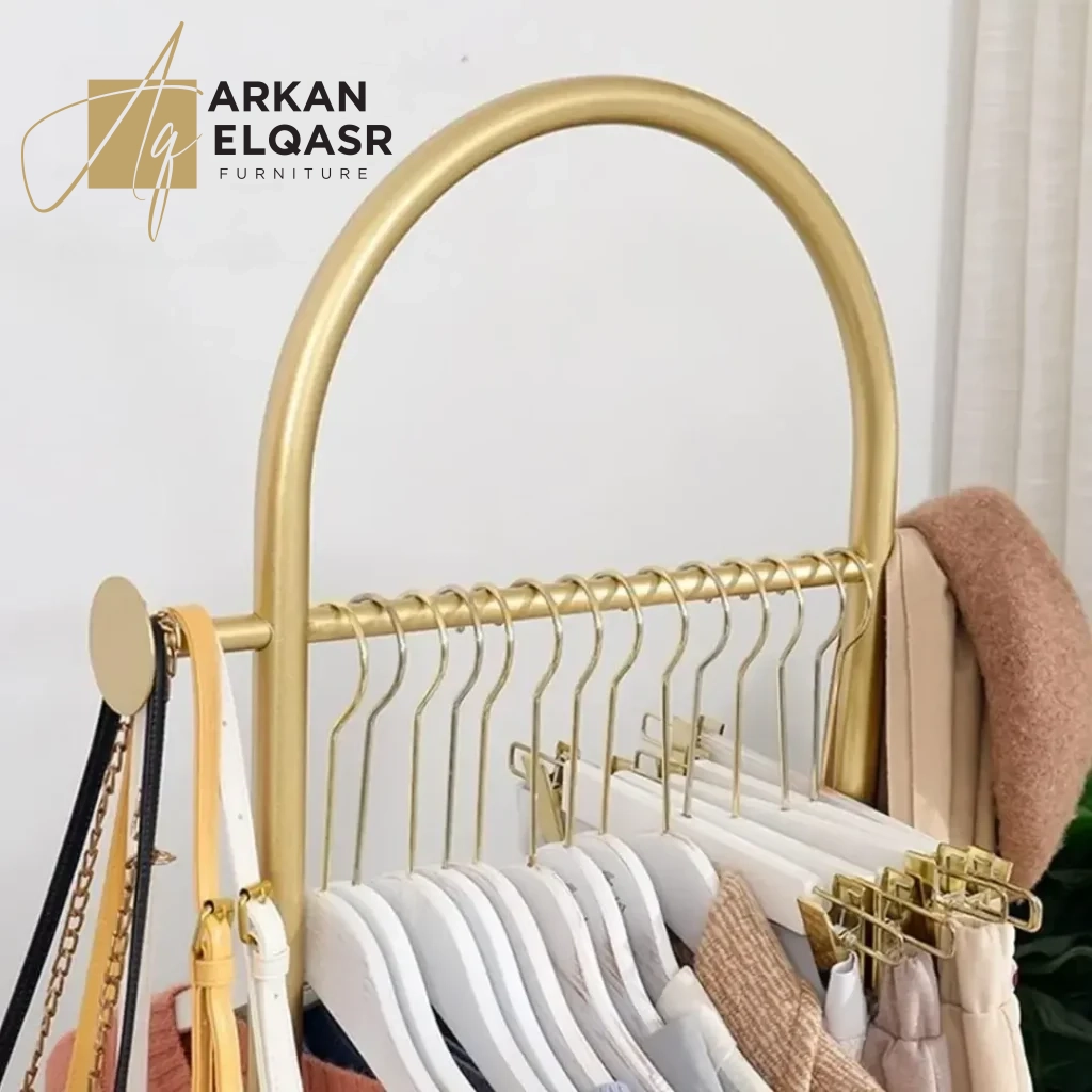 علاقة ملابس بقاعدة رخام