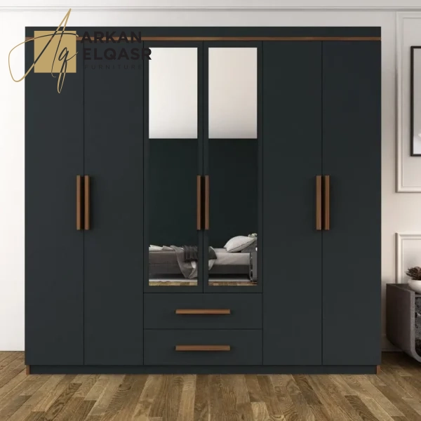 خزانة ملابس بمساحات واسعة للتخزين