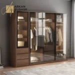 خزانة ملابس بزجاج شفاف – تصميم عصري أنيق بلمسات فاخرة – أرفف داخلية وتنظيم عملي – تشطيب خشبي راقٍ
