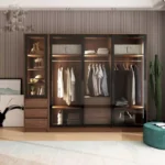 خزانة ملابس بزجاج شفاف – تصميم عصري أنيق بلمسات فاخرة – أرفف داخلية وتنظيم عملي – تشطيب خشبي راق