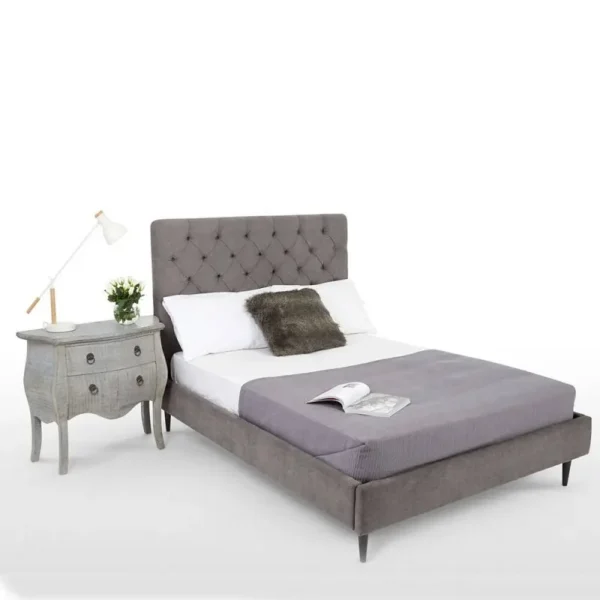 سرير مميز من خشب طبيعي