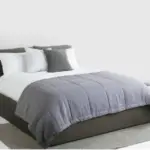 سرير رمادي غامق من خشب طبيعي