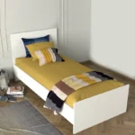 سرير خشبي صلب