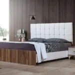 سرير مصنوع من خشب متين