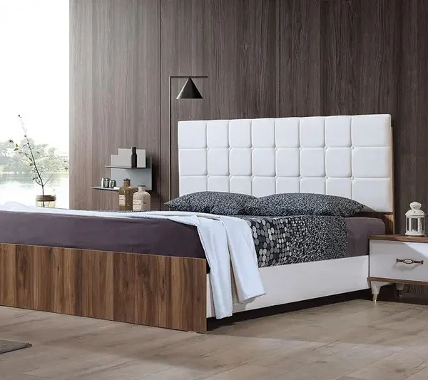 سرير مصنوع من خشب متين