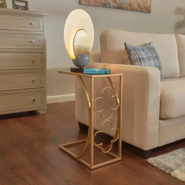 طاولة جانبية بتصميم زهور