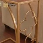طاولة جانبية بتصميم زهور