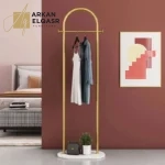 علاقة ملابس بقاعدة رخام