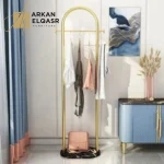 علاقة ملابس بقاعدة رخام