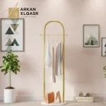 علاقة ملابس بقاعدة رخام