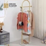 علاقة ملابس بقاعدة رخام