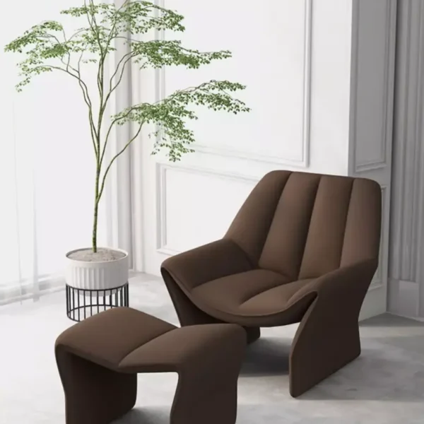 كرسي بمسند للقدم بتصميم عصري