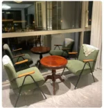 كرسي بتصميم مميز حديث